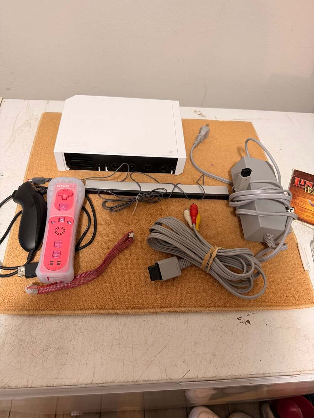 Nintendo Wii Console RVL-001 White Bundle with Controller and Cords